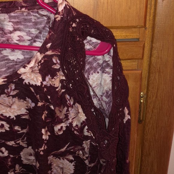 Burgundy cold shoulder flora Daytrip top, L - Picture 3 of 3